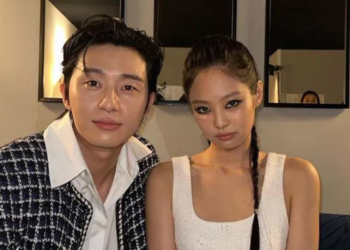 Park Seo Joon And BLACKPINK Jennie Pose At The Chanel Show In Paris