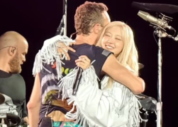 ROSÉ Surprises Fans With A Performance At Coldplay’s Concert In Seoul