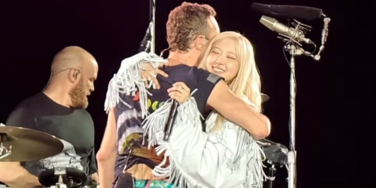 ROSÉ Surprises Fans With A Performance At Coldplay’s Concert In Seoul