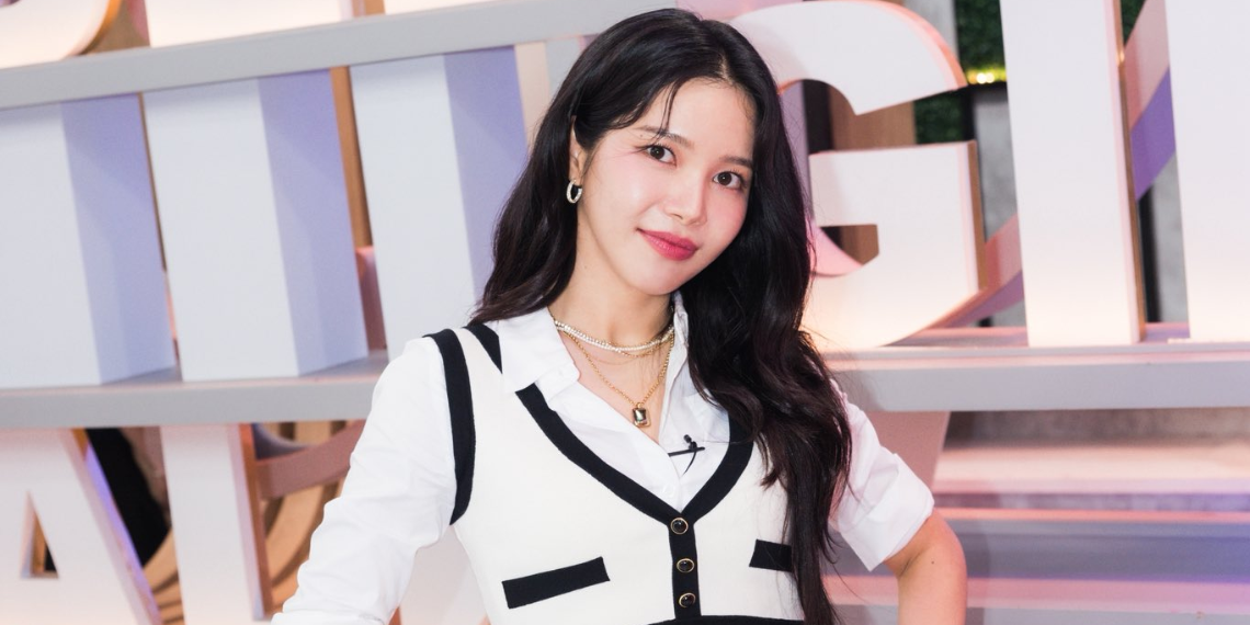 MAMAMOO’s Solar Unveils New Poster And Venue For ‘Solaris’ Concert Tour