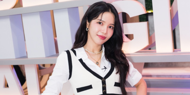 MAMAMOO’s Solar Unveils New Poster And Venue For ‘Solaris’ Concert Tour