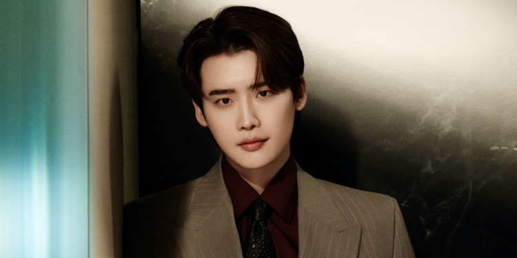 Lee Jong Suk Unveils Light Stick Ahead Of Fan Meeting Tour