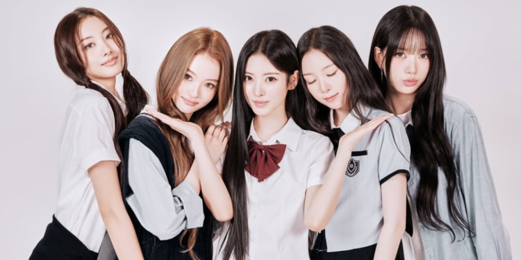 MEOVV Unveils Official Light Stick Featuring Cat-Inspired Design